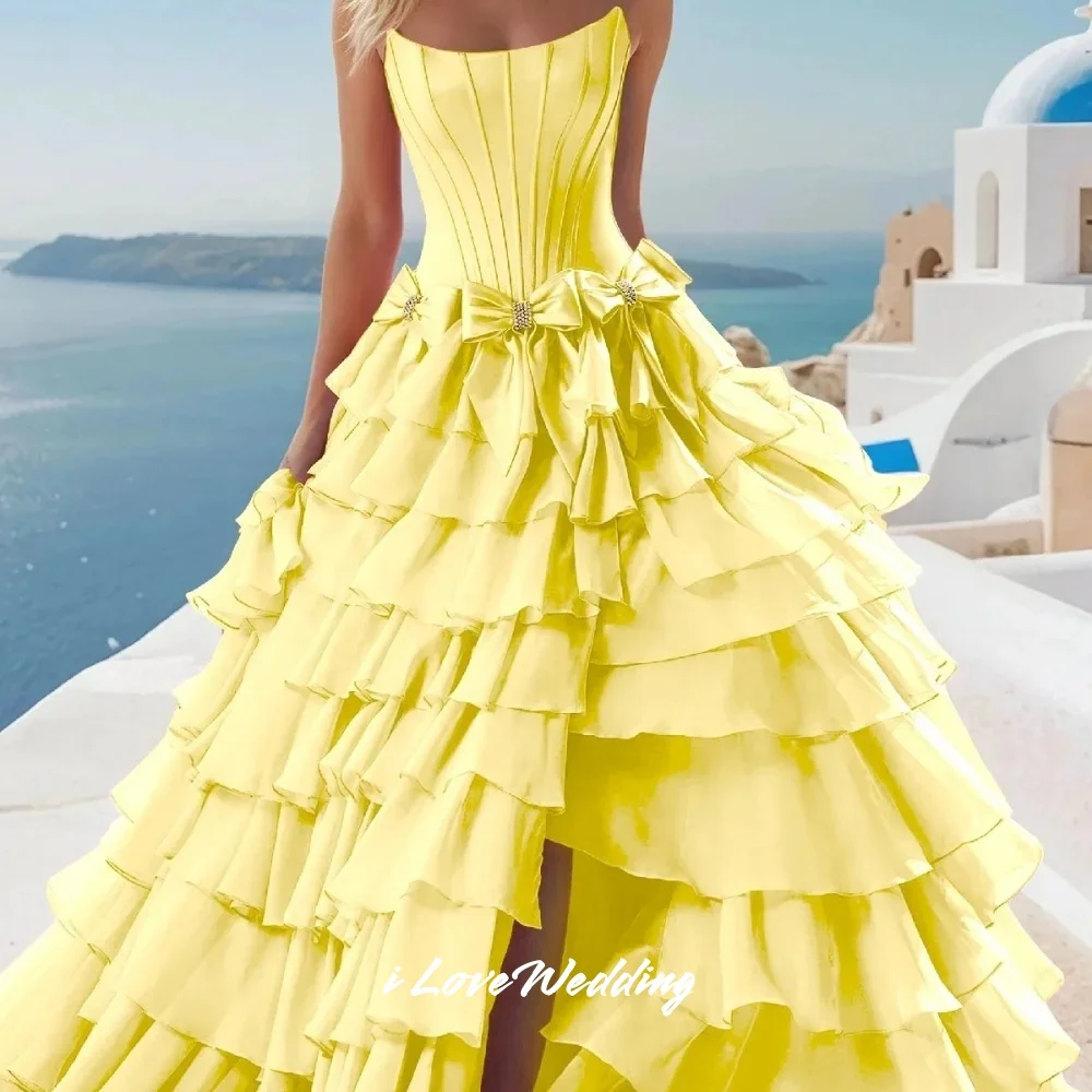 فستان حفلة موسيقية أزرق فاتح بدون حمالات 2025 بدون أكمام على شكل حرف a بفتحة جانبية بفيونكة متعددة الطبقات مطوي بطول الأرض فستان الحفلات حسب الطلب