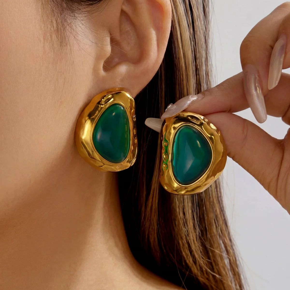 Vintage-Ohrstecker aus Edelstahl mit grünem Harz, unregelmäßig geformt, für Damen und Herren, minimalistischer, strukturierter, geometrischer Ohrring, eleganter Schmuck – Detail 13