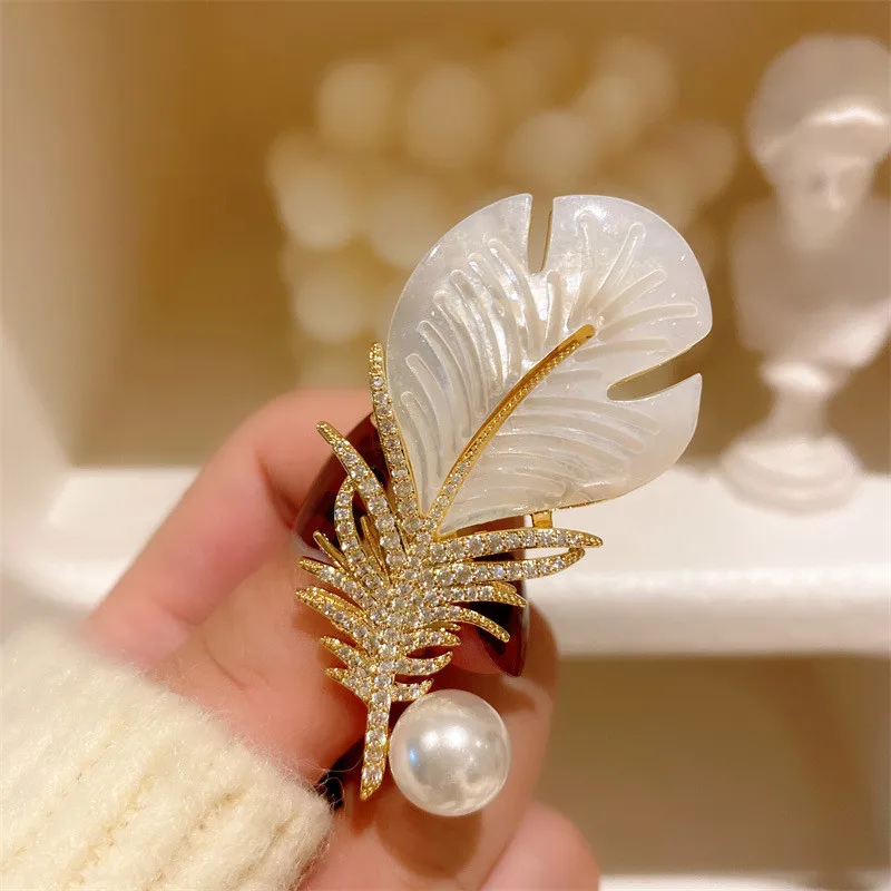 CC Elegant Brooches Feather Shape Natural Shell Scarf Clasp Imitation Pearl Exquisite Cheongsam Pins Temperament Coat Pin B196