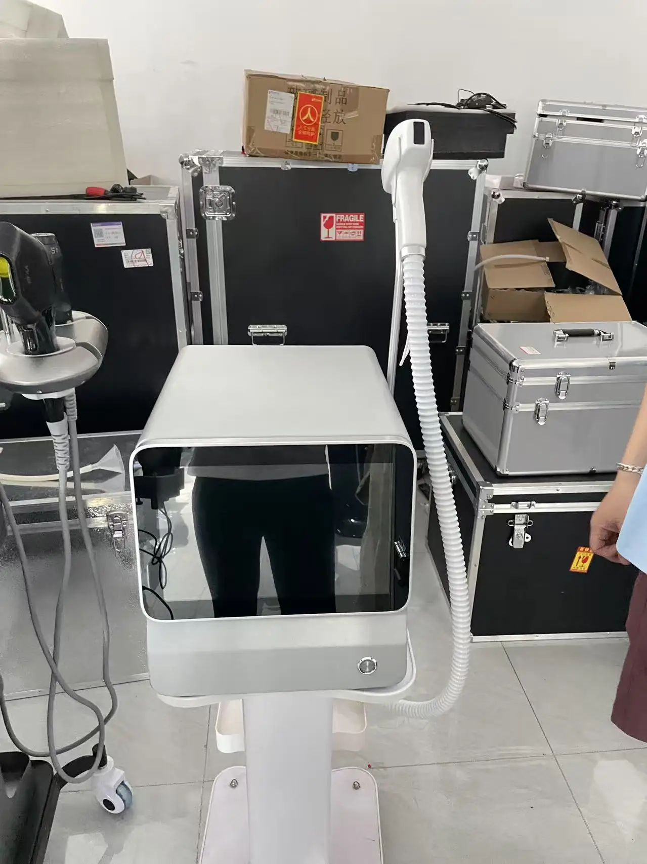 

Диодный лазерный аппарат для удаления волос, безболезненный, 3 длины волны, 755 нм, 808 нм, 1064 нм, система охлаждения точки замерзания для удаления волос на теле