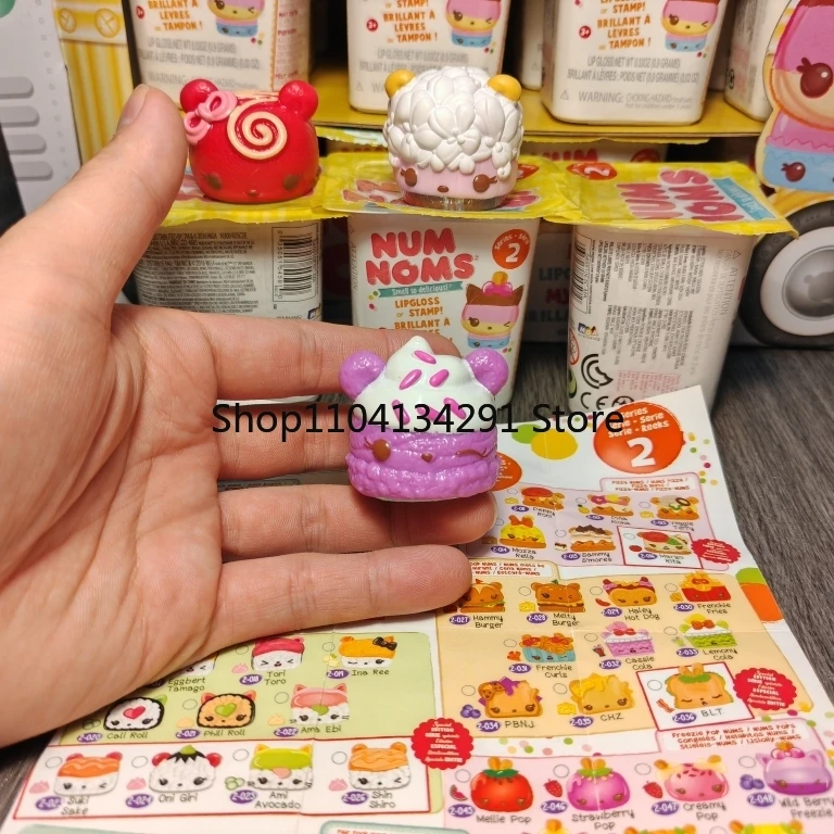 الأصلي MGA Num Noms رائحة لذيذة جدا المعطرة سلسلة 2 حزم غامضة ملمع الشفاه أو ختم Kawaii مفاجأة لعب للفتيات هدية