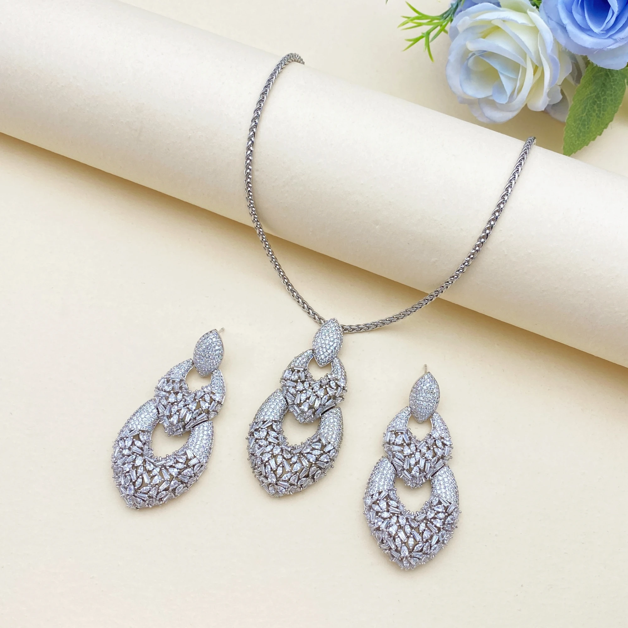 

Flora Rhombus 2-Piece Earrings Woman Necklace Set White Gold Plated Zircon Perfect for Anniversaries Romantic Luxury Jewelry