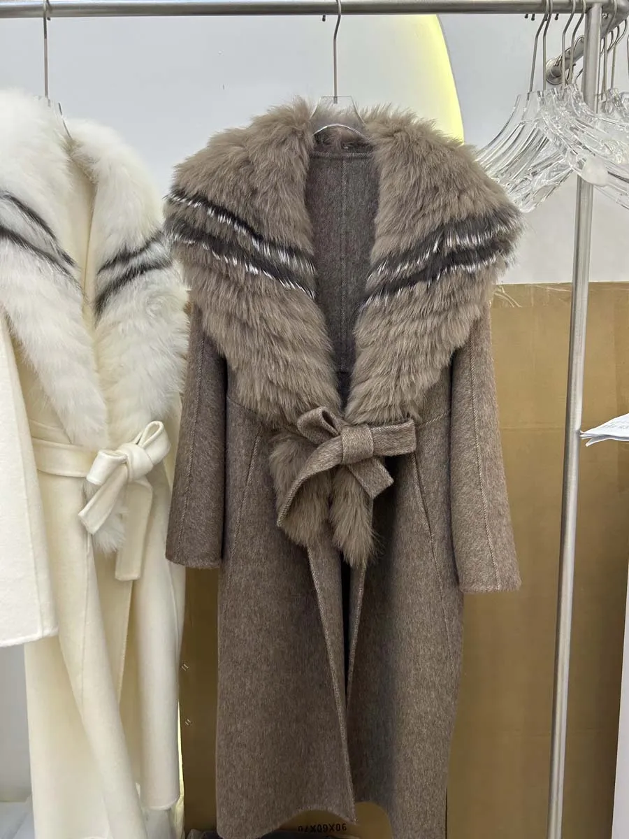 

Роскошное зимнее женское шерстяное пальто высшего качества с кашемиром, большим воротником из натурального серебристого лисьего меха и поясом.
