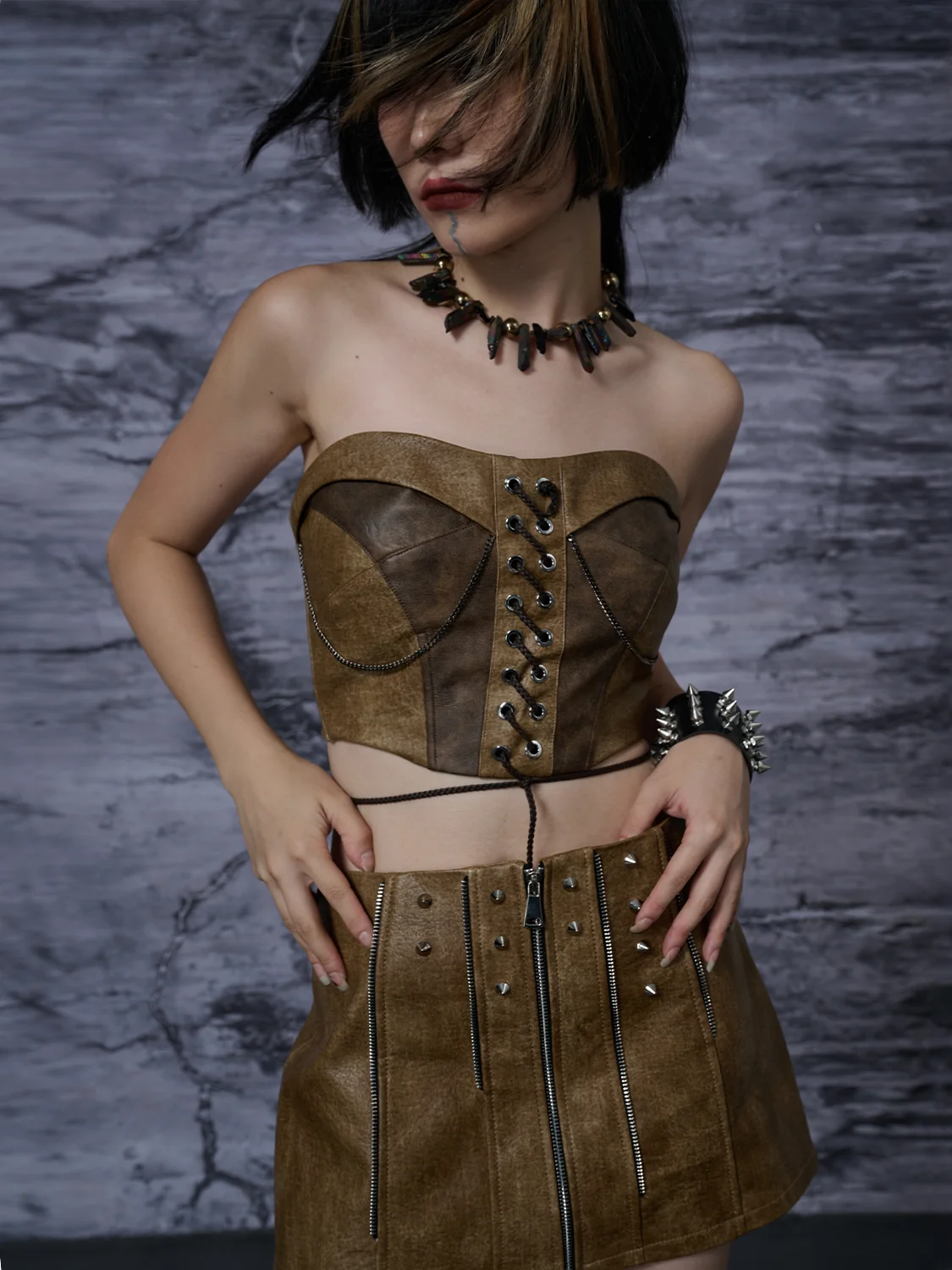 

Укороченный топ из искусственной кожи с эффектом похудения, с подкладкой на груди, в стиле Heavy Industry, винтажный, в стиле пустынного панка, сексуальный, укороченный, облегающий, для девушек