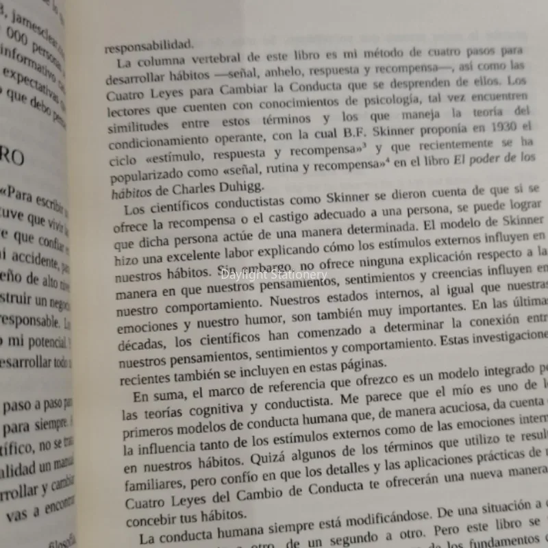 Hábitos atómicos: una forma sencilla de desarrollar buenos hábitos y deshacerse de los malos, libro de bolsillo en español