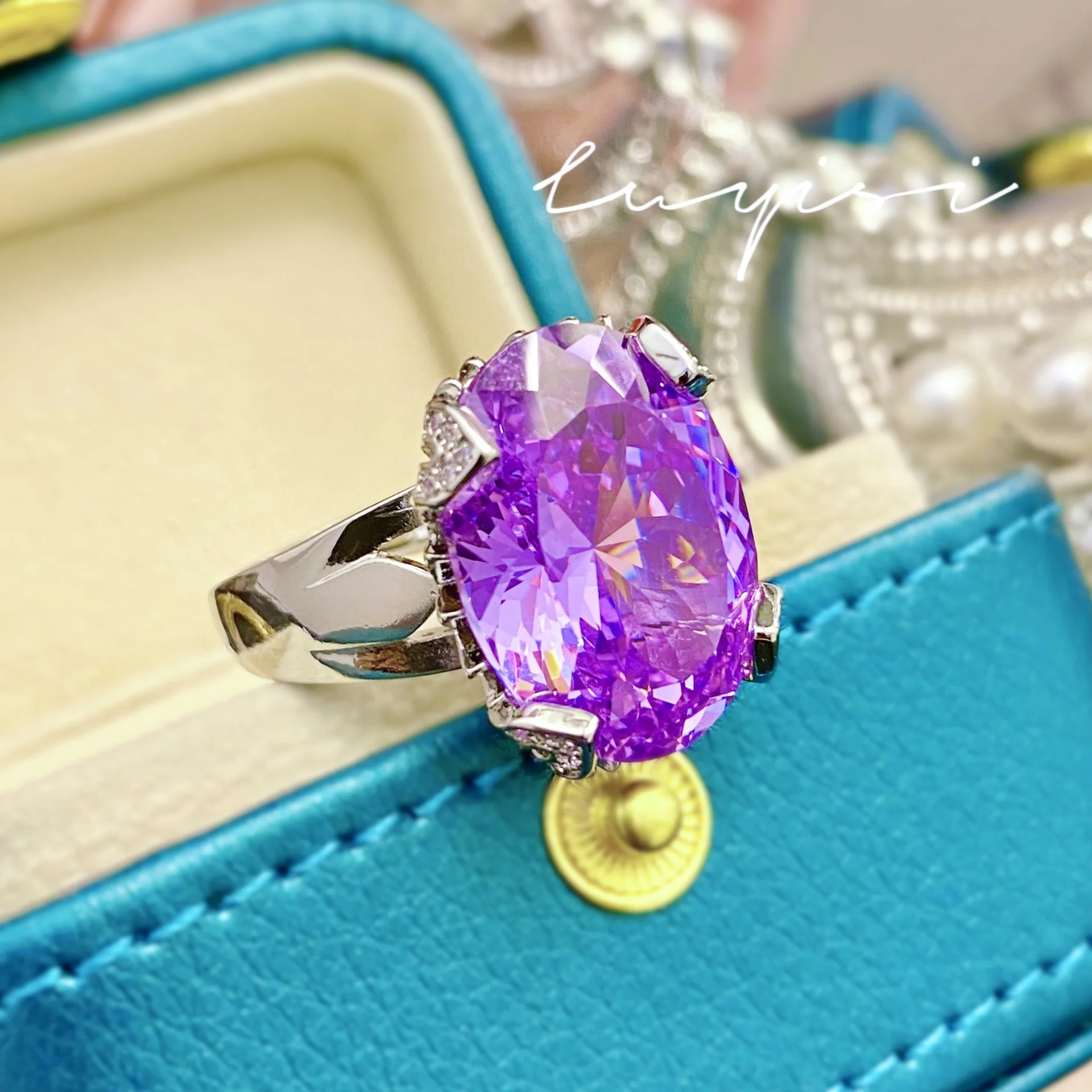 انفجار البث المباشر لمشاهير الإنترنت مليء بحلقة اللوتس الماسية البسيطة متعددة الاستخدامات من الليثيوم الأرجواني Hui عالية الكربون الماس p