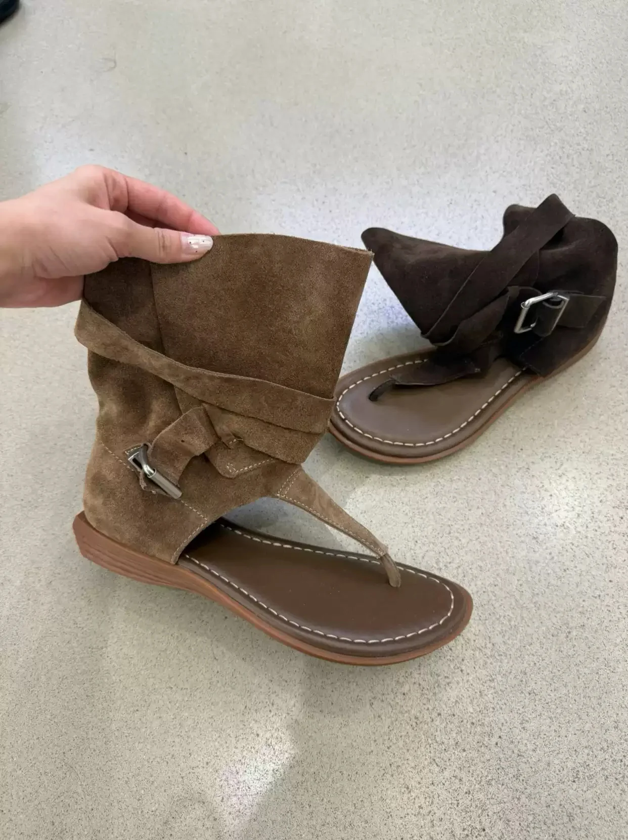 Sandały japonki z szeroką chol – Thong Flat Sandal recenzja i cena