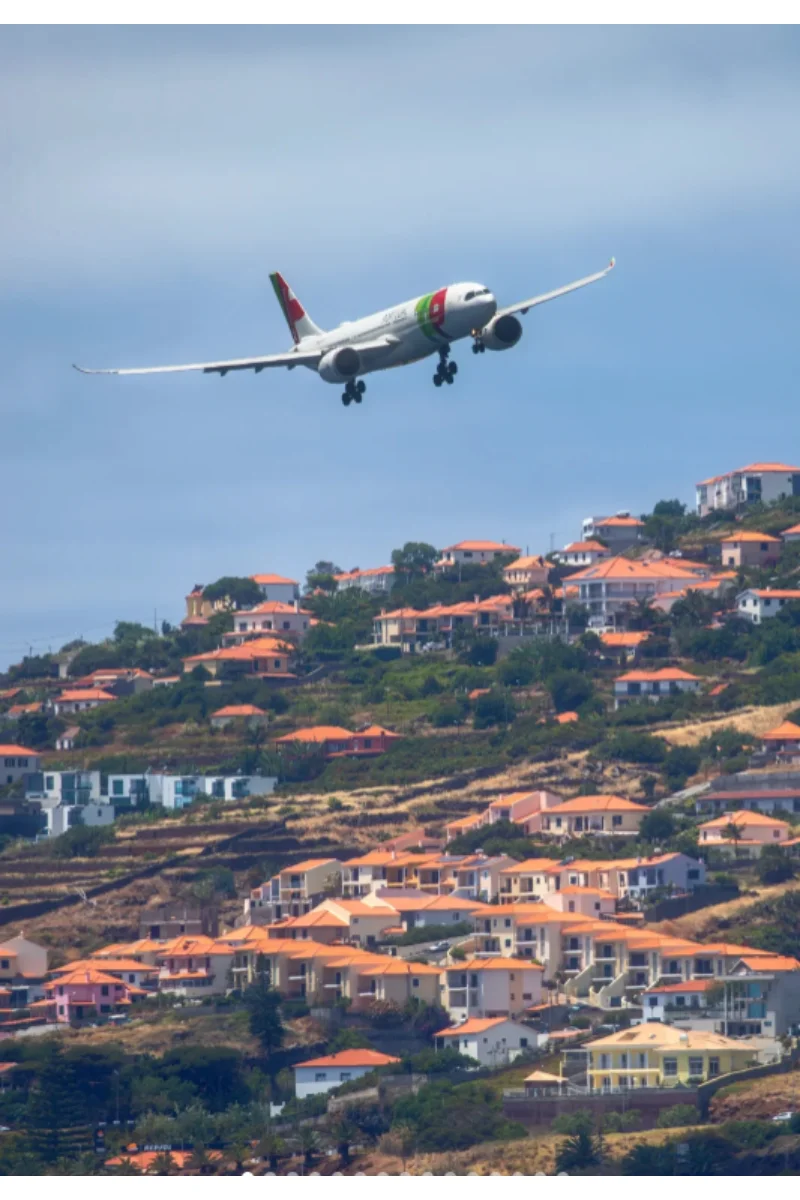 

New 1/100 Scale E-195 TAP's PORTUGAL Air Airline Aircraft Express Assembly Plane Model Airplanes Toy Collection Gifts Fans