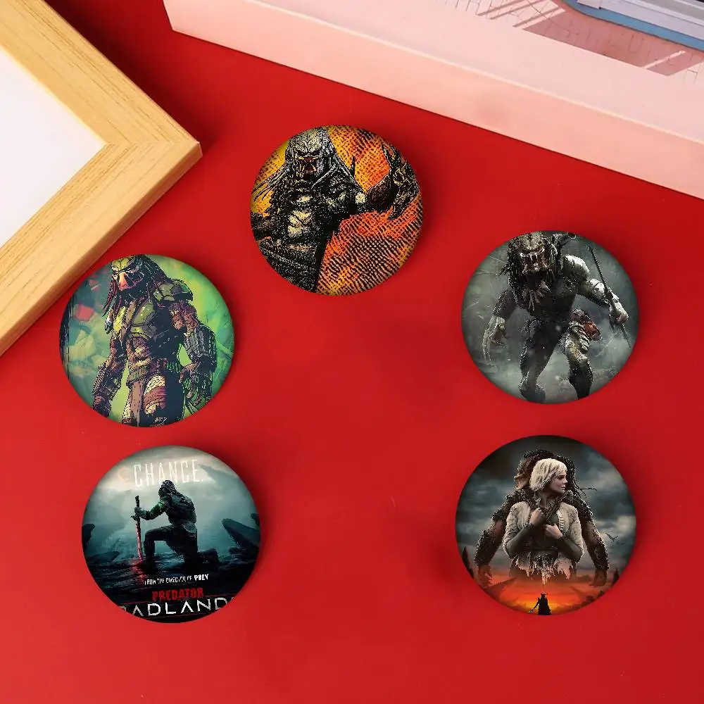 P-Predator Badlands لينة زر دبوس شارة معدنية مستديرة التلبيب دبوس أجزاء هدية أصدقاء طفل المجوهرات