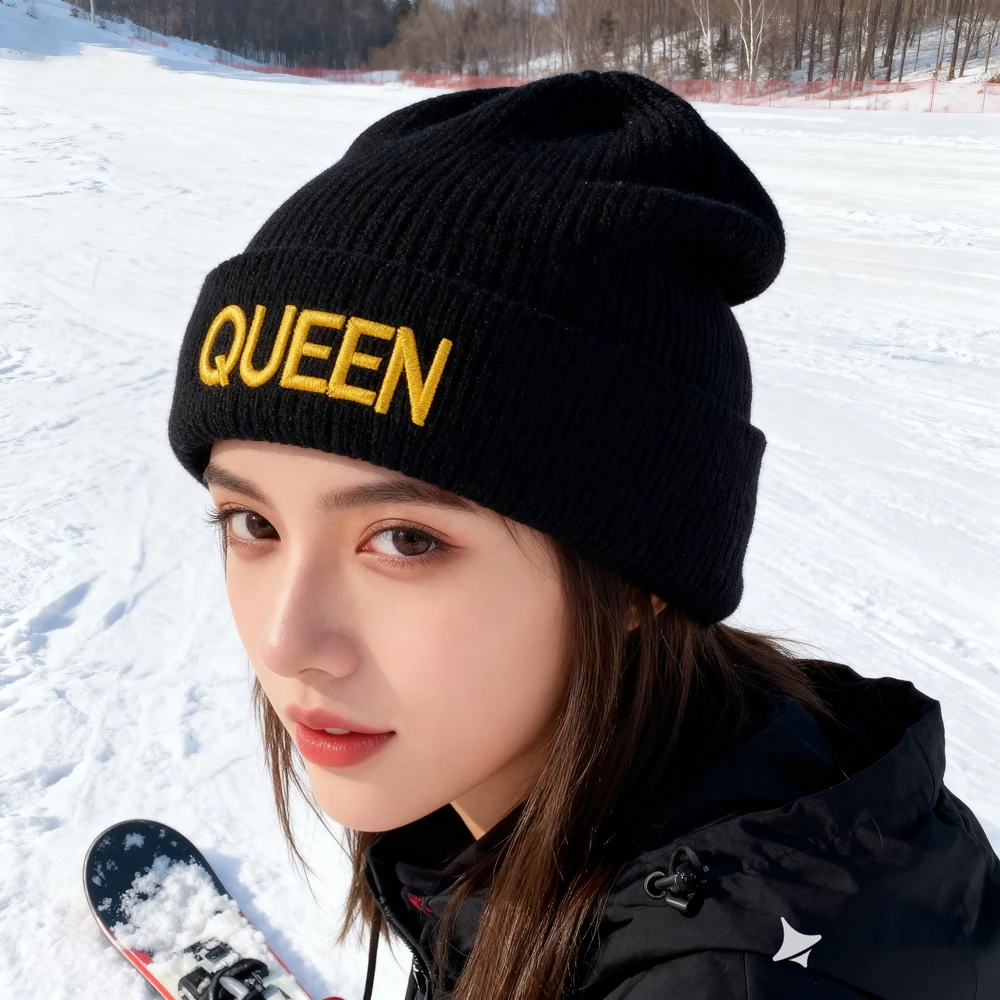 قبعتان شتوية محبوكة مطرزة ثلاثية الأبعاد بشعار KING and QUEEN، أغطية رأس ناعمة ومريحة وعصرية للنساء في الشتاء