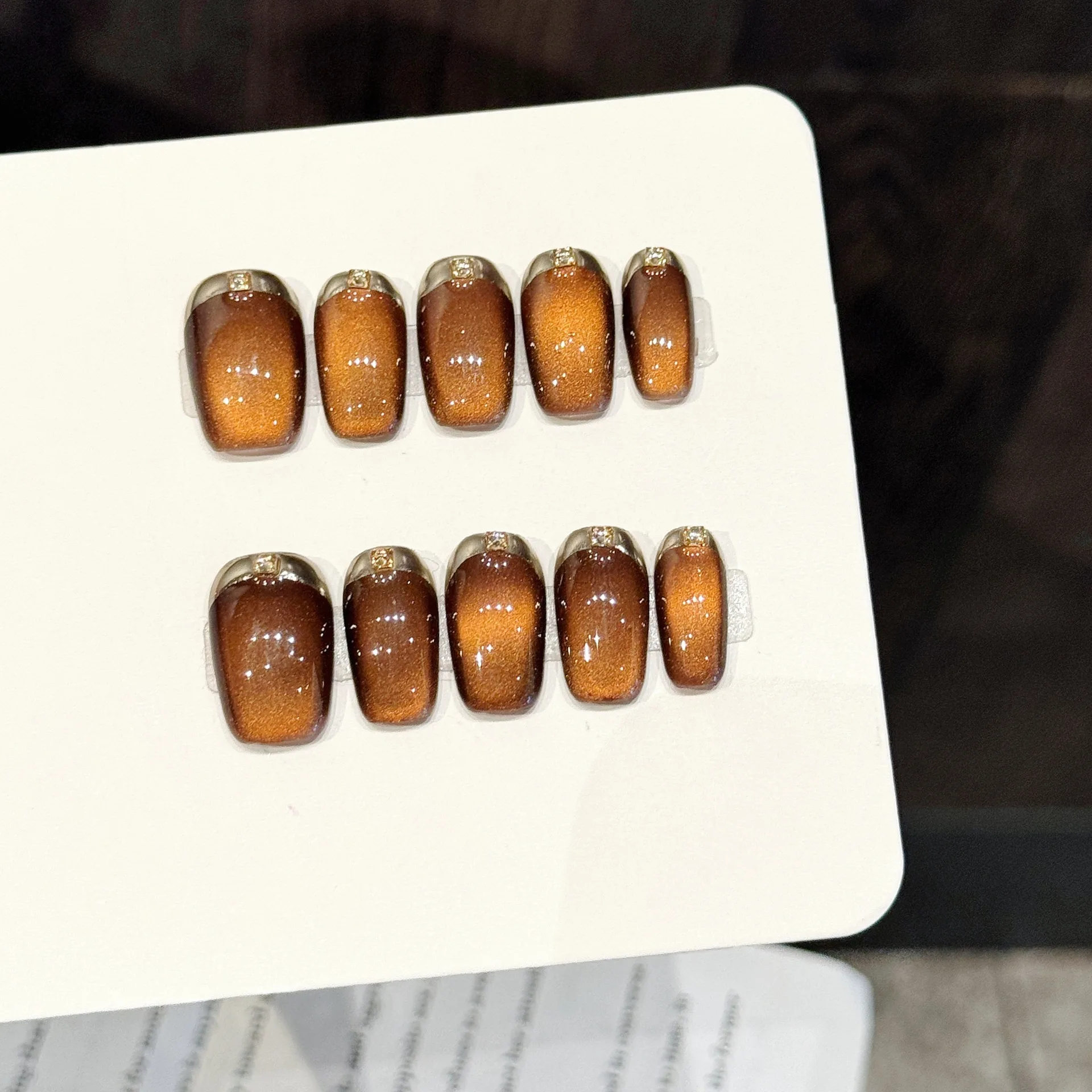 10 Stück luxuriöse handgefertigte Nägel zum Aufdrücken, kurzes, quadratisches Karamell-Farbverlaufsdesign mit 3-teiligem Werkzeug, selbstklebende Nagelklebelaschen