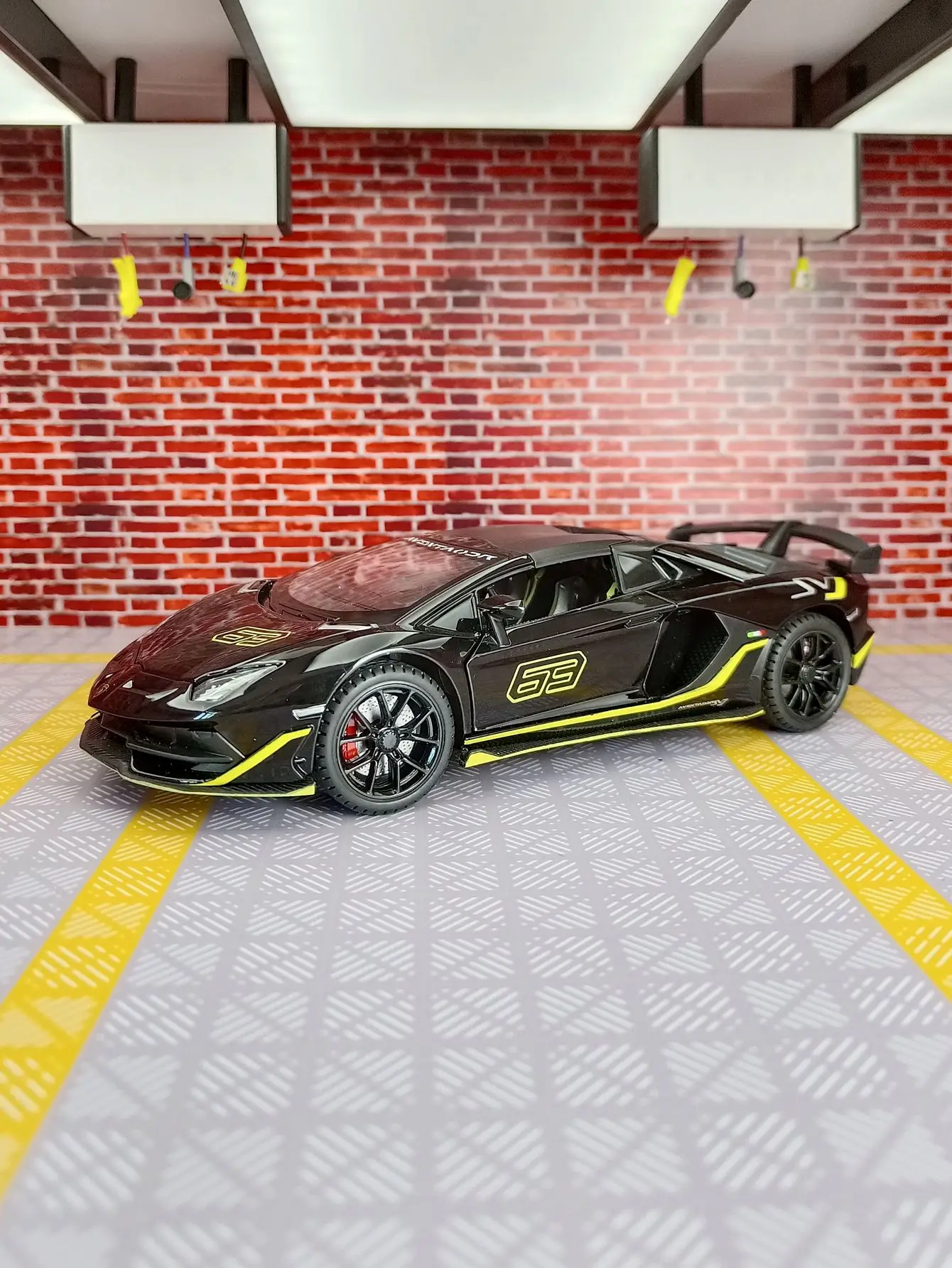 

1:24 Simulation SVJ63 alloy supercar car model pull-back rally racing children's toys with rich details fine workmanship