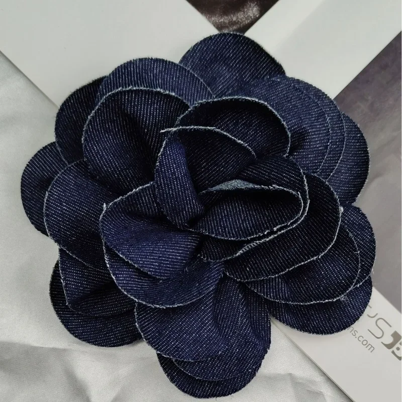 Broche à fleurs en Denim en tissu fait à la main pour femmes, broches de luxe à la mode, Corsage, Badge de fête de mariage, accessoires pour vêtements, décoration