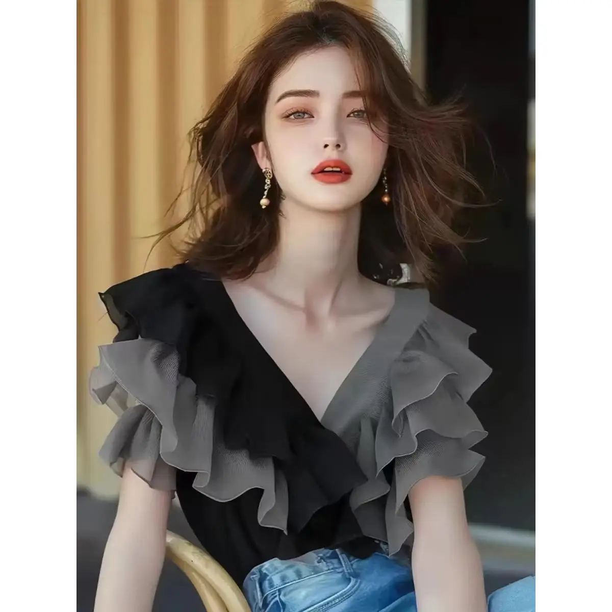 

Женская рубашка с коротким рукавом и V-образным вырезом во французском стиле, красивая блузка с кружевной отделкой, уникальный летний топ в черно-серых цветах