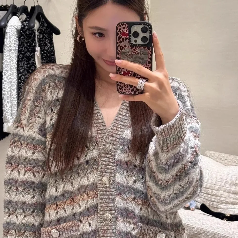 Veste tricotée à rayures contrastées sur le devant, associée à une jupe, nouvelle collection automne