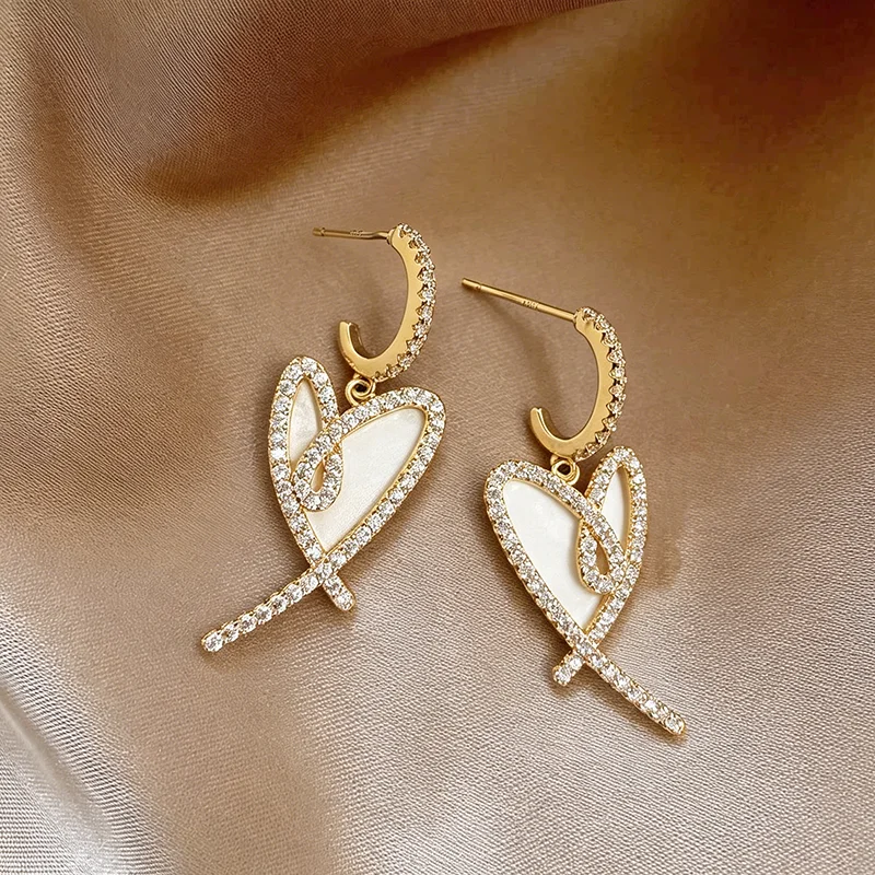 Goldfarbene Micro-Set Zirkon Unregelmäßige Herzförmige Hängeohrringe für Damen Modeschmuck Luxus-Accessoires Neues 2026 Design – Detail 6
