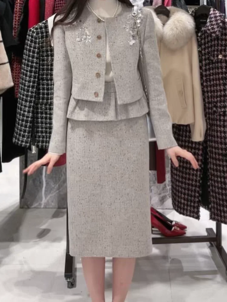 

Элегантный шерстяной стеганый комплект из пальто и юбки для женщин: стильный корейский зимний наряд, теплый и изысканный.