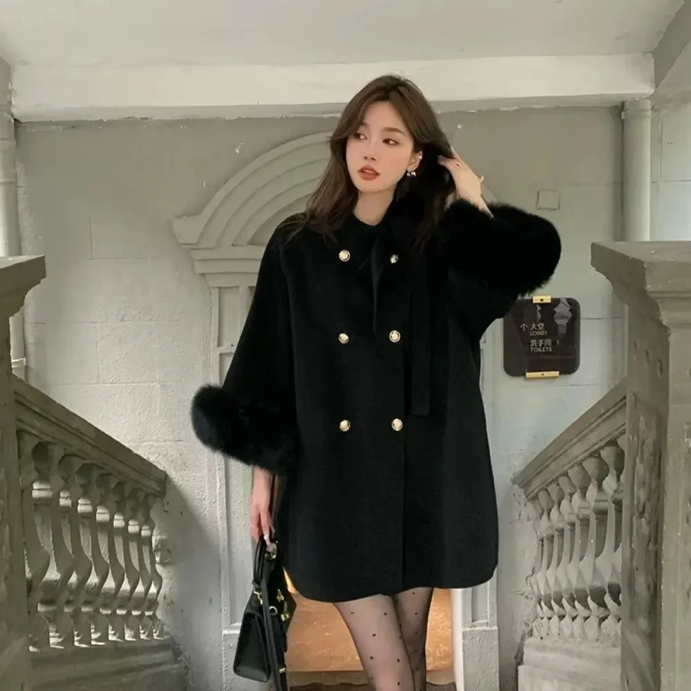 เสื้อโค้ทขนสัตว์ผู้หญิงแบบกระดุมสองแถว คอลเลคชั่นฤดูใบไม้ร่วง-ฤดูหนาว ปี 2025 ผ้าขนสัตว์แท้ แต่งขนจิ้งจอกแท้ พร้อมโบว์ ผ้าแคชเมียร์สองด้าน