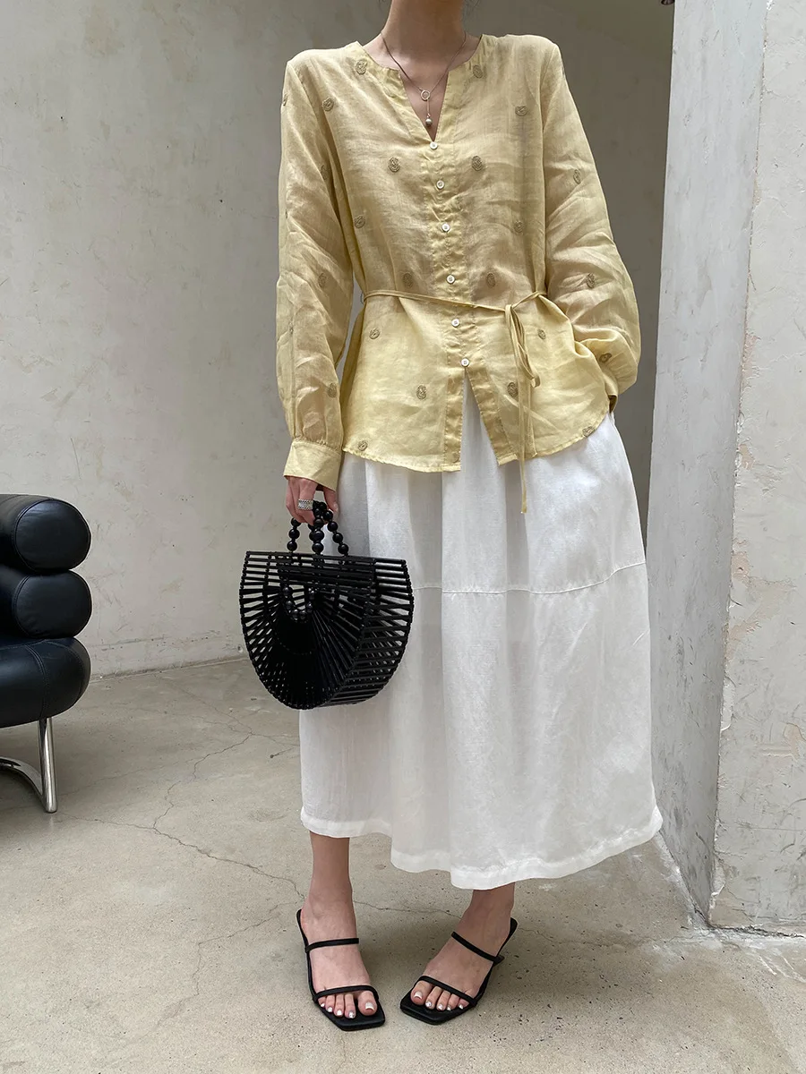Sommerliches Damen-Shirt in unifarbenem V-Ausschnitt, locker geschnitten, mit Stickerei, für einen eleganten Look. – Detail 27