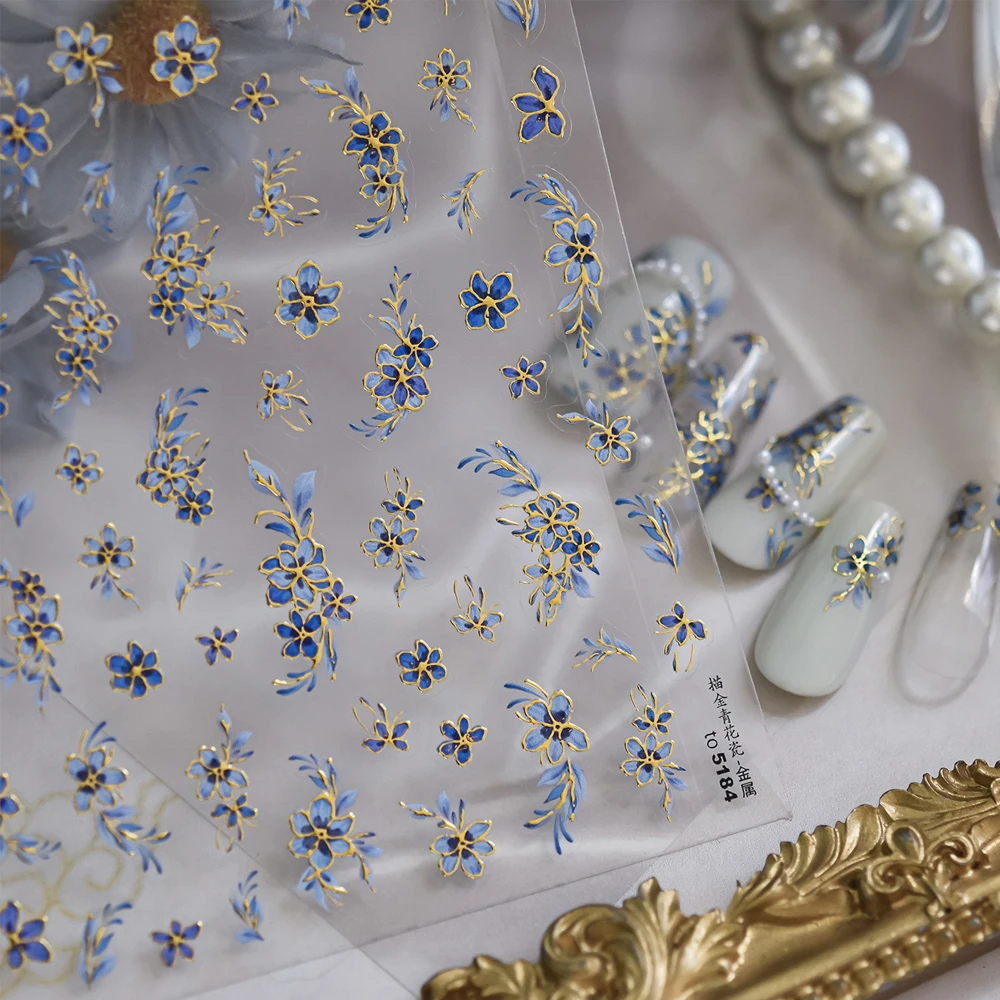 Orientalischer blauer und weißer Porzellan-Nagelkunst-Aufkleber, zarter Goldumriss, florale Nagelkunst, chinesischer Vintage-Maniküre-Aufkleber aus Keramik