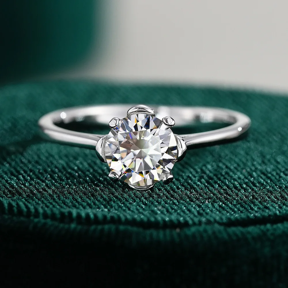 

18k White Gold Fashionable High-end Four-claw Diamond Ring for Women 0.5ct Moissanite Diamond Platinum Pt950 Rings Fine Jewelry