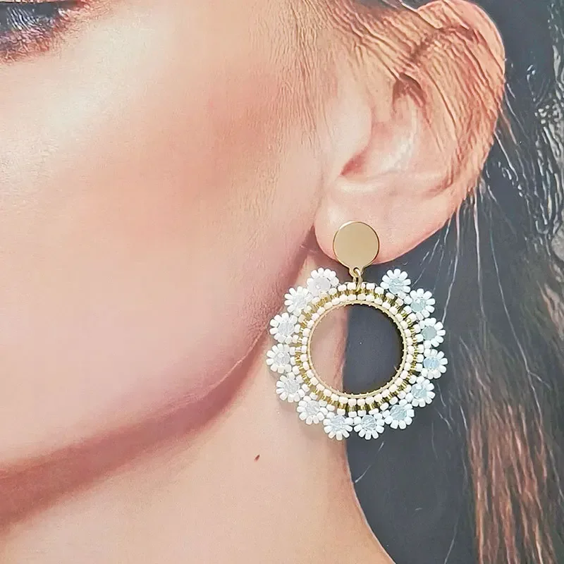 Bohemia Black & White Crystal Circle Flower Rice Bead Earrings Hand Weaving Alloy Simple Sophisticated Jewelry Accessory