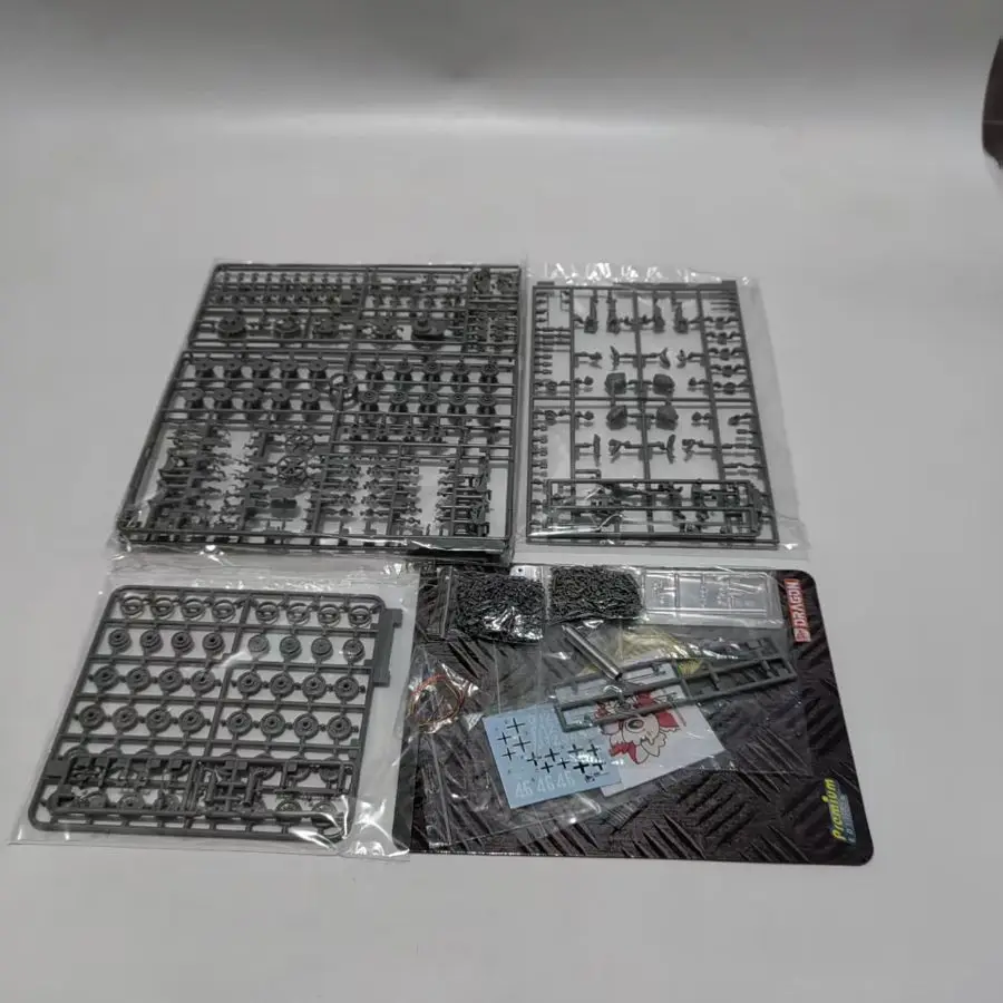 6500 DRAGON 1/35 German Sd.Kfz.166 No.4 Assault Tank "Grizzly Bear" Middle Period Type Attached Anti-Magnetic Armor 【2 in1】