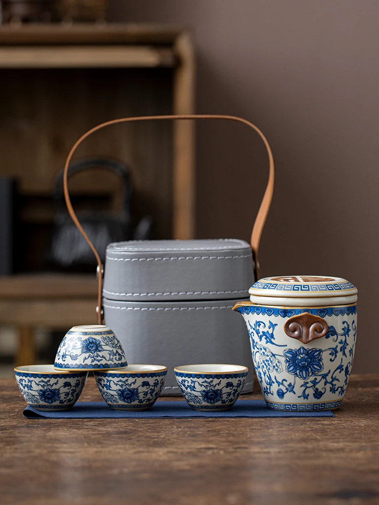 

Portable High End Cerc Blue And White Porcelain Travel Tea Pot with Lotus Design for Outdoor Cam Qui Guest Cup
