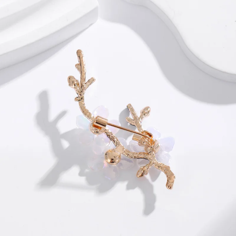 High-end temperament white plum blossom brooch ladies light luxury pins plant antique floral accessories jewelry gifts