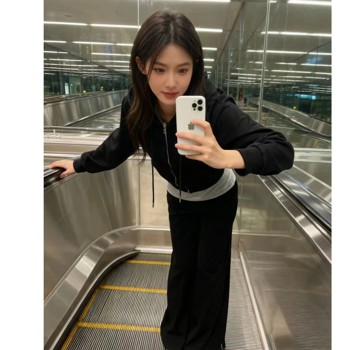 

Women's Casual Fashion Set High Waist Short Sleeve Long Sleeve Sweatshirt Jacket And Flared Pants Two Piece Set Autumn Winter...