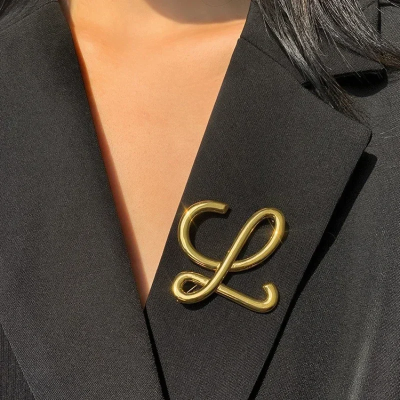 الفاخرة هندسية شكل حرف دبوس الحد الأدنى تصميم الصدر دبابيس للنساء مجوهرات شخصية سترة معطف الملابس التبعي