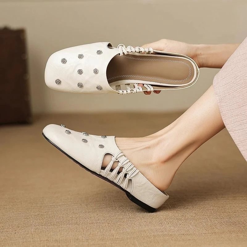 Mit Strass besetzte Mules-Schuhe für Damen, ausgeschnittene, geraffte Slip-On-Flats, Damen-Slipper mit quadratischer Spitze aus Kunstleder, Damenschuhe für das Büro – Detail 3