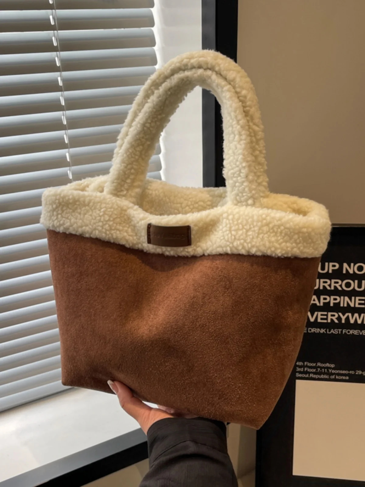 

Зимняя сумка для женщин из меха ягненка в корейском стиле, Новое поступление 2025, квадратная форма, повседневные нечеткие сумки для отдыха, сумки-тоут для девочек