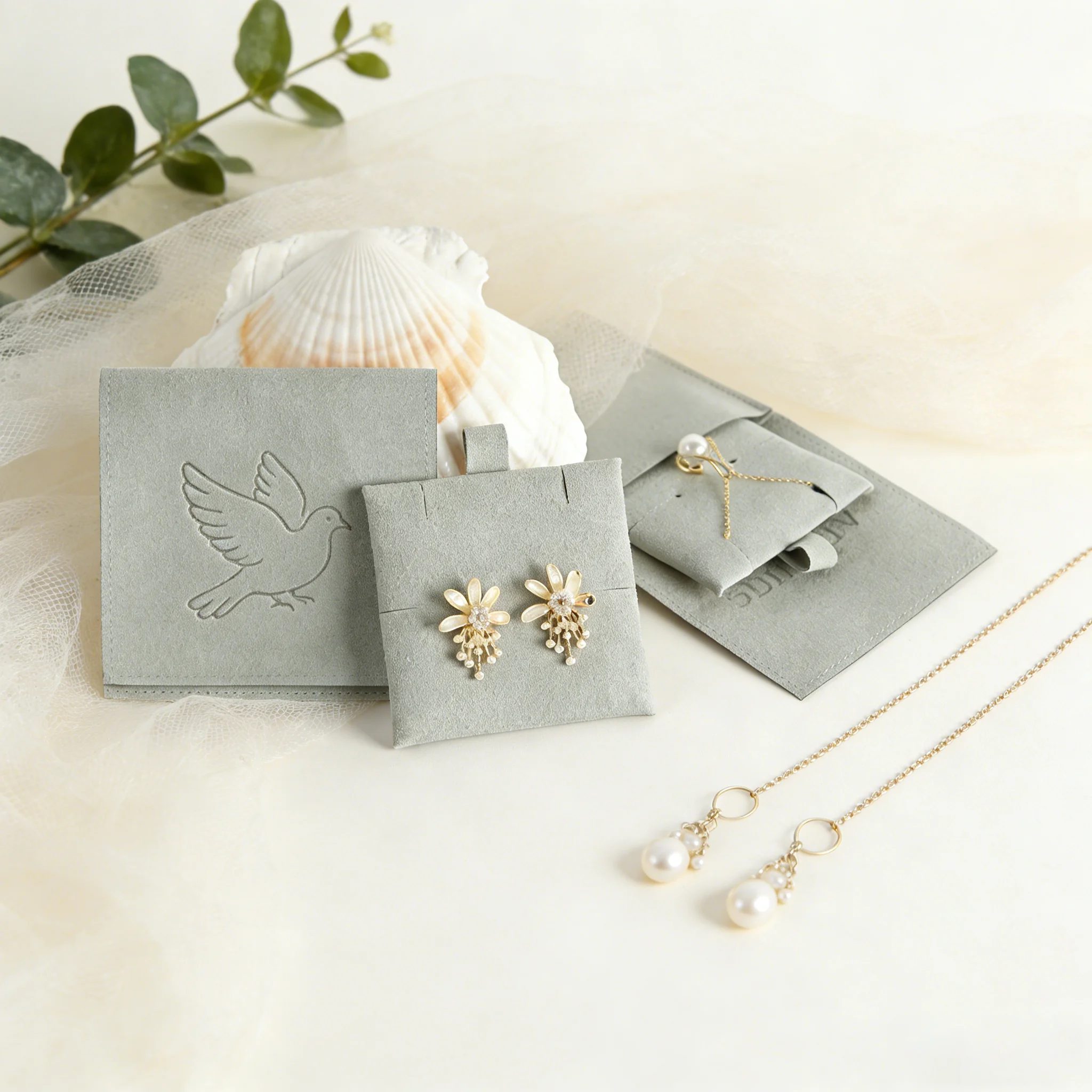 sacchetto-in-velluto-microfibra-8x8-cm-personalizzabile-con-logo-confezione-regalo-per-gioielli-con-inserto-per-orecchini-anelli-collane-e-cartoncino-6x6cm