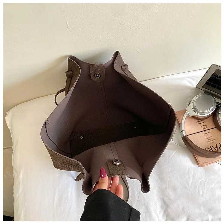 Vintage Women Handbag Large Capacity Portable Shopping Shoulder Bag Luxury PU Leather Ladies Commuter Underarm Totes Bag Bolsa image 6