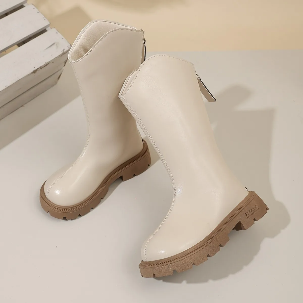 بطانة مخملية مزدوجة الوجه للفتيات وسحاب خلفي تصميم أحذية عالية موضة جديدة أحذية جلدية مقاومة للماء في الخريف والشتاء.