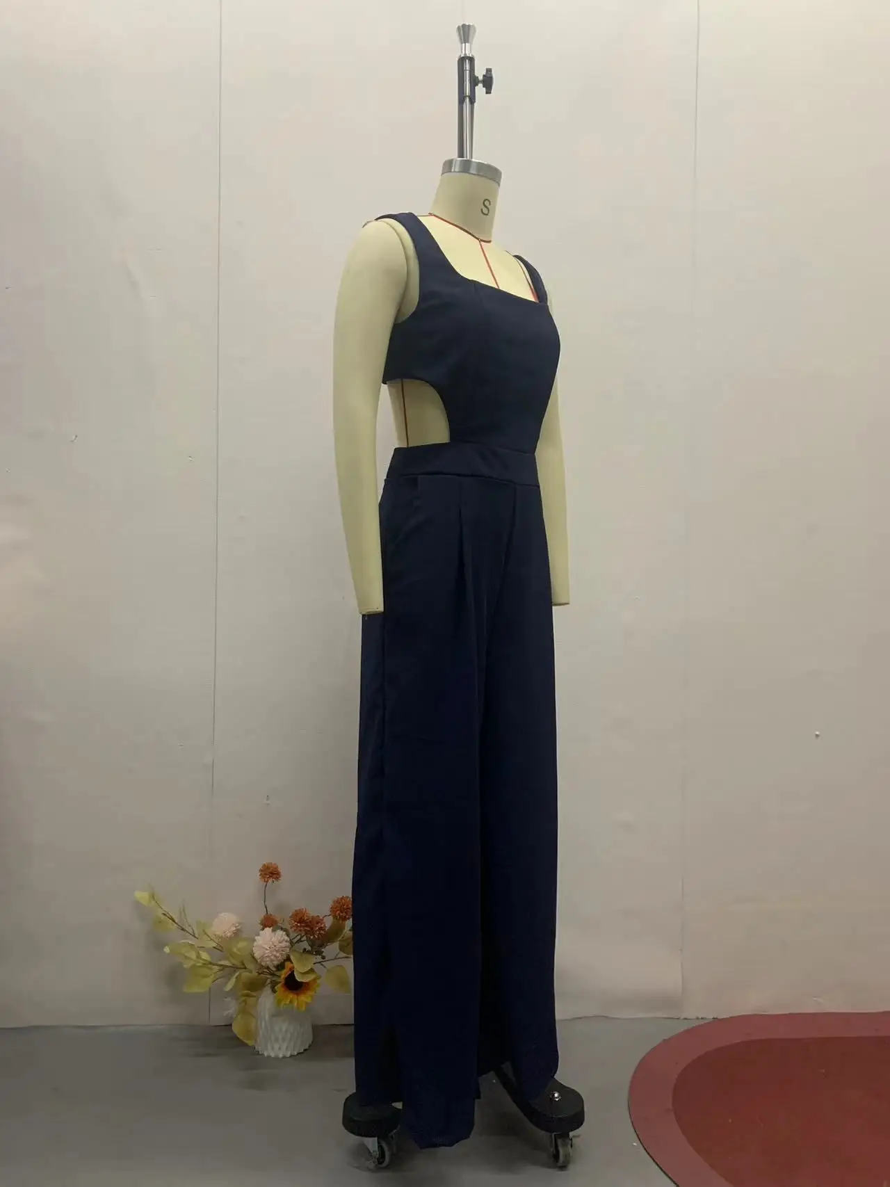 Pakaian Wanita Jumpsuit Kaki Lebar Warna Polos Angkatan Laut Tanpa Lengan Leher Persegi Wanita Mode Baru Eropa Amerika Musim Panas 2025