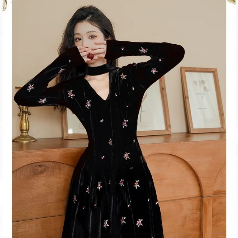 Francuska sukienka w stylu Hepburn z czarnego aksamitu dla kobiet, nowy projekt na jesień i zimę 2025, z kwiatowym haftem, elegancka, długa.