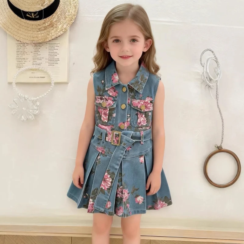 

Джинсовое платье без рукавов для девочек 2026 года, летний сарафан с цветочным принтом и поясом для малышей, новинка