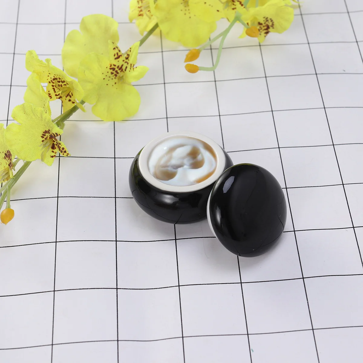 

Mini Ceramics Cream Rouge Storage Bottle Portable Travel Makeup Sealed Container 4.6x2.7x3.5cm Black Tin Foil Wrapped Lid