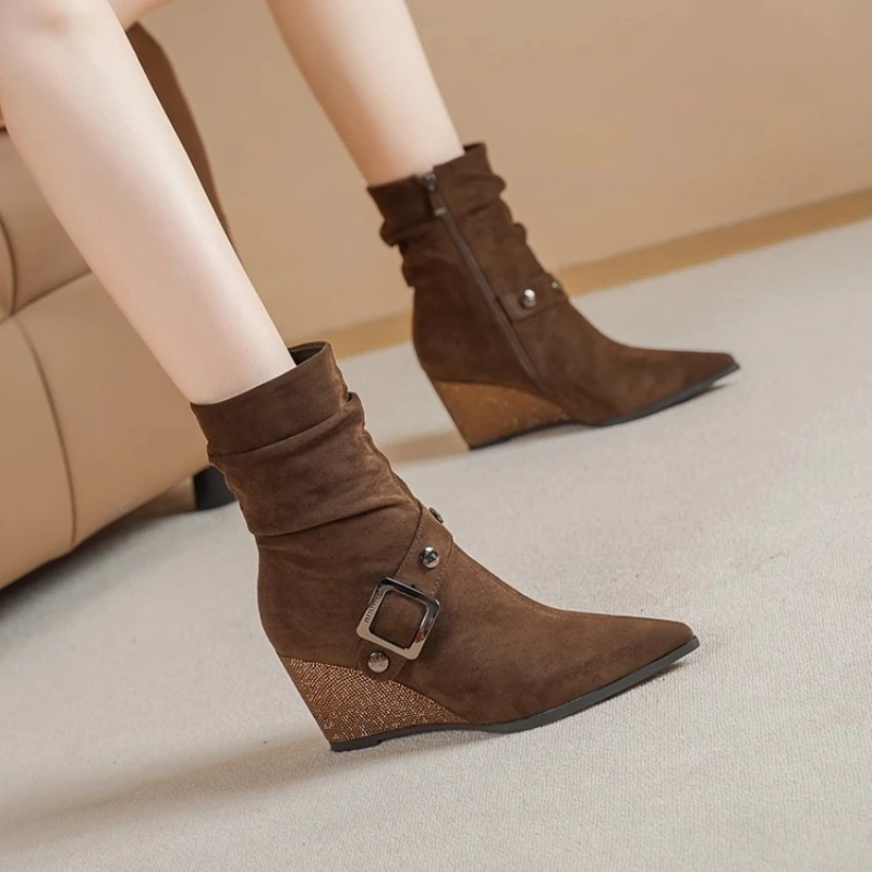 

Женская обувь с острым носком и пряжкой на ремне, современные ботинки на танкетке на толстой подошве, модные тонкие ботинки до середины икры, осенние повседневные ботинки на высоком каблуке