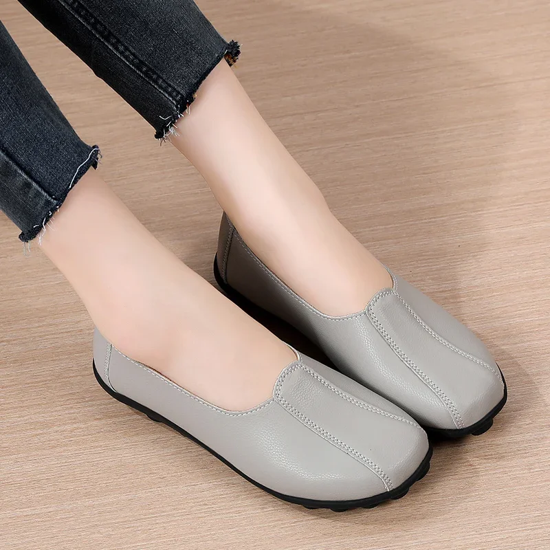 Non-Slip Lightweight Flat Heel Soft Bottom Bean Shoes Ladies 35-42 Big Size Shallow Mouth Foot Set Casual Shoes Women Moccasins