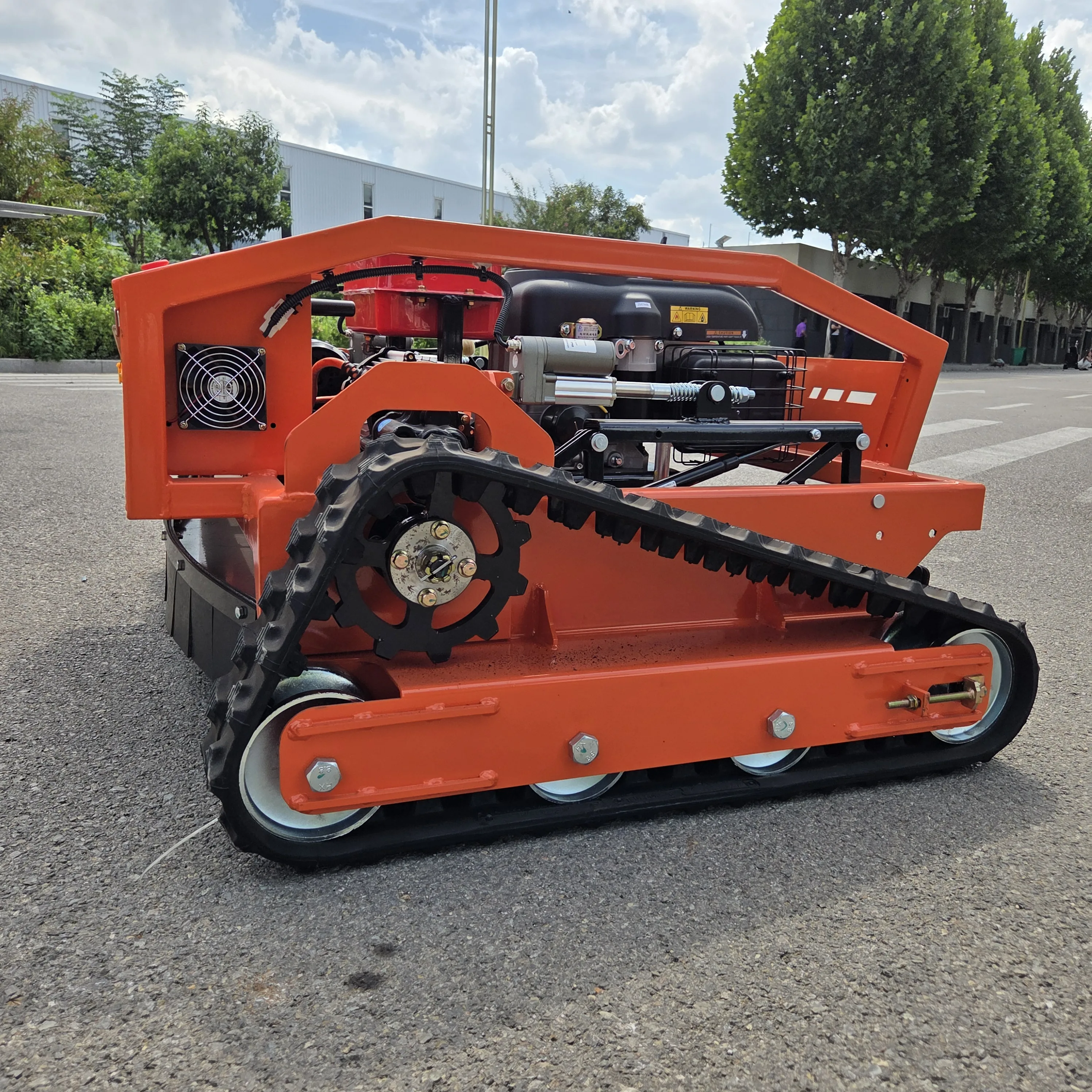 Mesin pemotong rumput robo berkualitas tinggi dengan kontrol jarak jauh cerdas, efisiensi pemotongan 4000 meter persegi/jam, dilengkapi pompa oli dan motor reduksi.