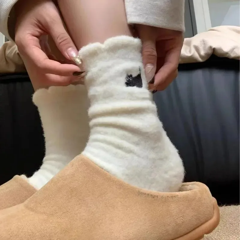 1 // 3 أزواج لطيف القط أفخم الجوارب الشتاء النساء الفتيات سميكة الدافئة الأبيض الأوسط جوارب أنبوبية 2026 موضة لينة النوم جوارب يمكن السير بها على الأرض
