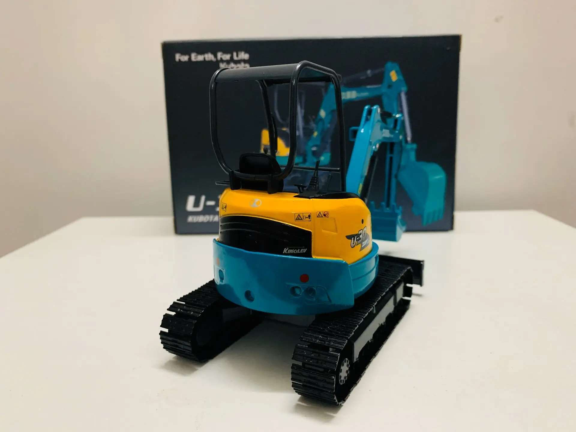 Kubota Mini Back-hoe U-30 Excavator Metal Tracks 1/24 Scale Die-Cast New in Box