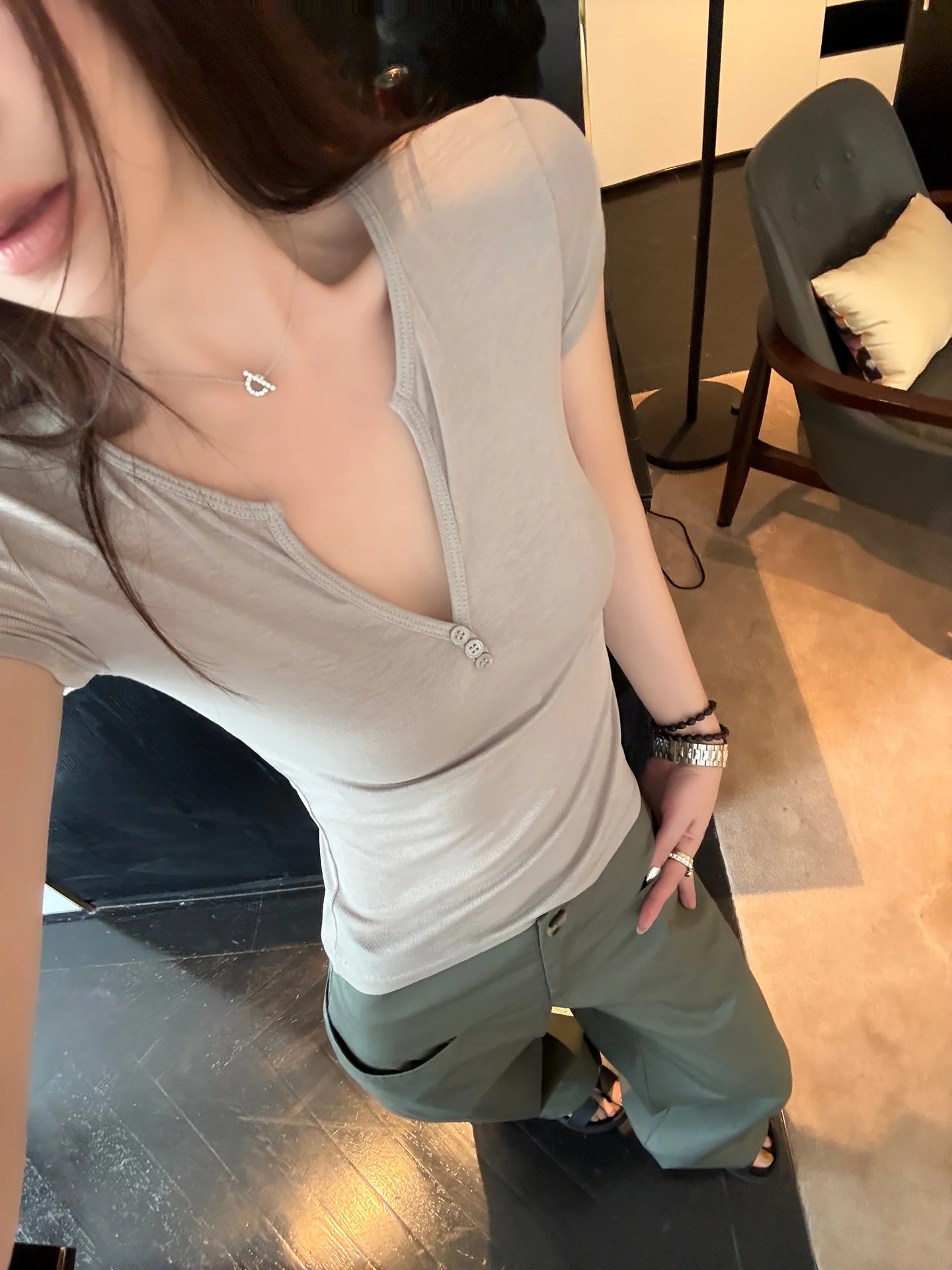 

Комплект из 2 предметов: женская футболка с V-образным вырезом на пуговицах и эффектом похудения, из ацетатной ткани, охлаждающая, в повседневном стиле. Магазин Here Yaya.