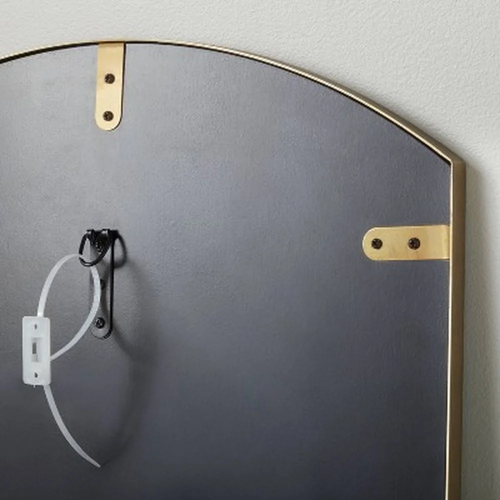 Espelho de chão inclinado de metal retangular arqueado, acabamento de latão antigo, design elegante, reflexão de comprimento total, hardware anti-ponta para casa