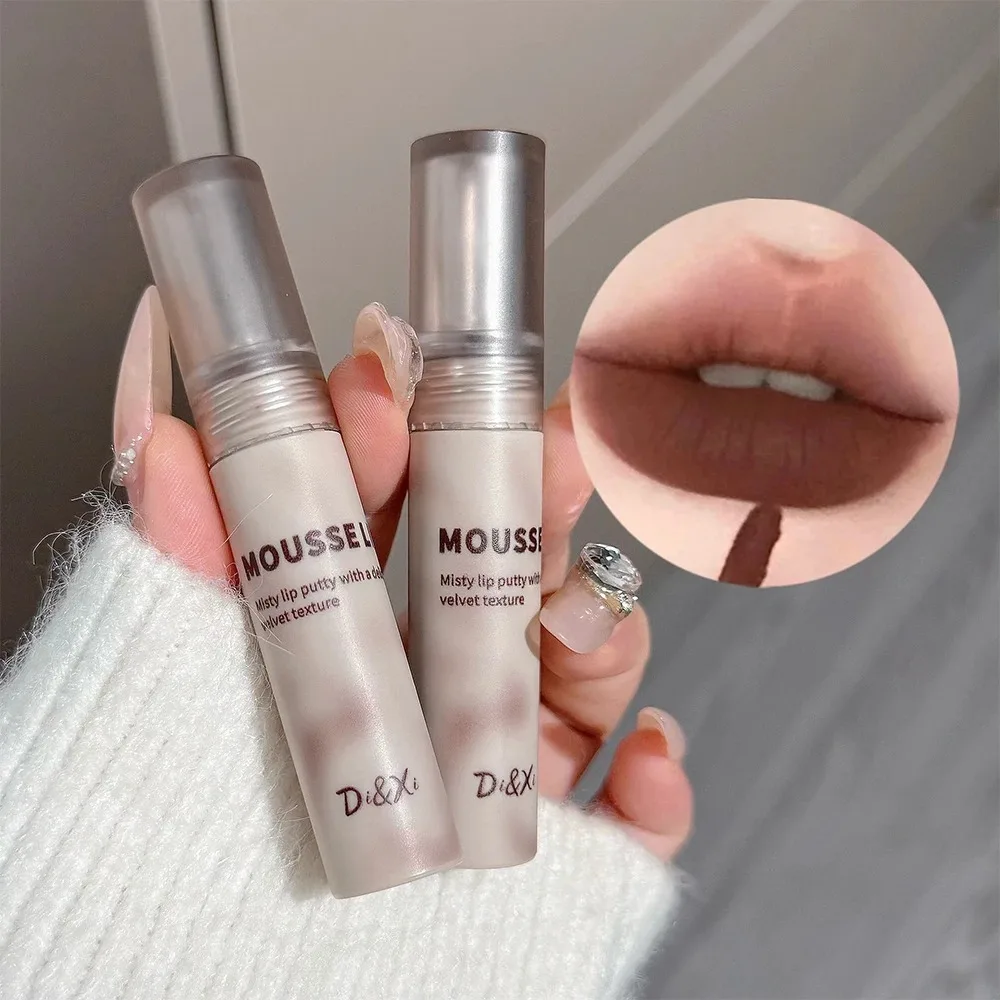 Nuevo Cool Black Lip Mud Mousse mate sedoso suave mujeres lápiz labial taza antiadherente caramelo marrón labio glaseado sosteniendo el maquillaje