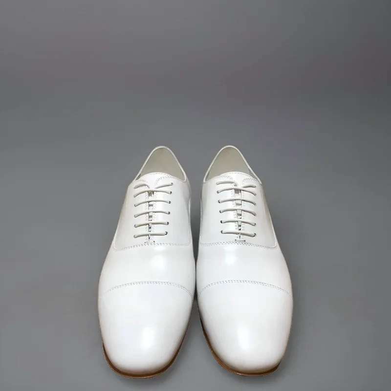 Luxo mais novo salto baixo superior fundo vermelho para homens formadores condução cravado branco couro genuíno vestido sapatos rebites apartamentos tênis