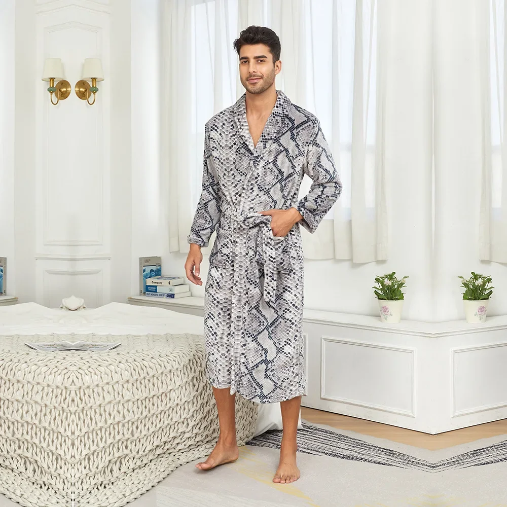 Kimono suelto de franela para hombre, bata de baño cálida con solapa y estampado de piel de serpiente, ropa de casa para otoño e invierno, novedad de 2024